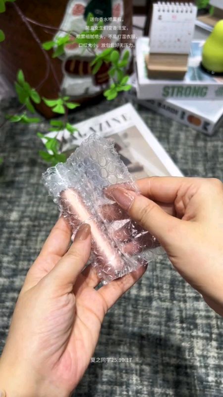 Walao, so convenient! ✨ Mini refillable perfume spray, no leaks & easy to carry. Smells good all day, steady lah! 🌸 #ShopeeSG #SGLobang #TravelHacks