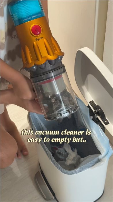 If your kids want to help, remind them to aim it down towards the bin 😬 the no-touch bin emptying is a life changer! #topcreator
